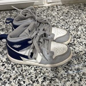 Nike Kids High-Top Sneakers in Navy, Gray & White